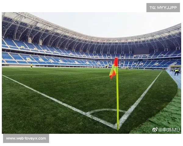 水滴体育场草皮接受细致养护，保障收官战进行